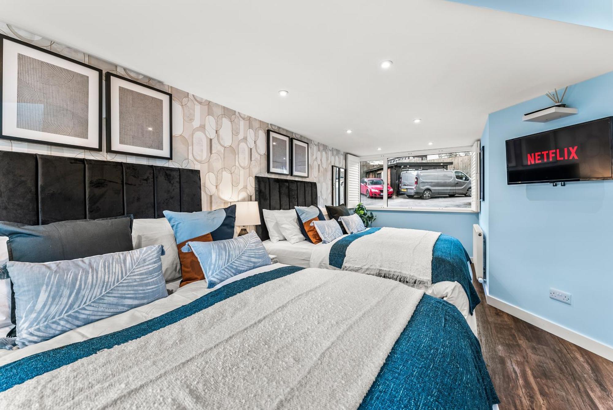 Elegant Retreat In Cheltenham - Garden & Parking Included Bagian luar foto