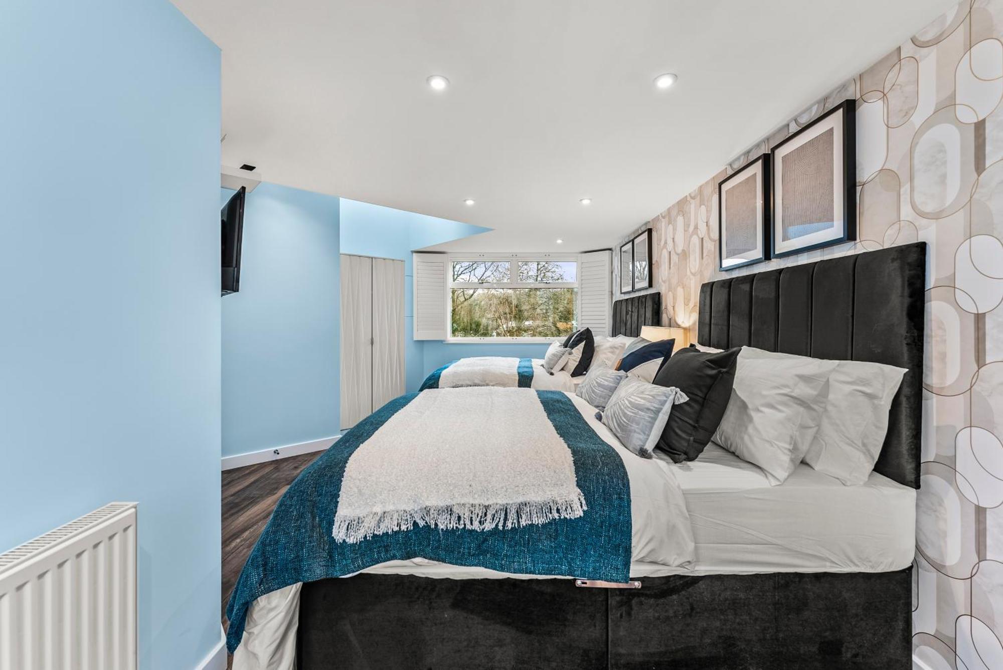 Elegant Retreat In Cheltenham - Garden & Parking Included Bagian luar foto
