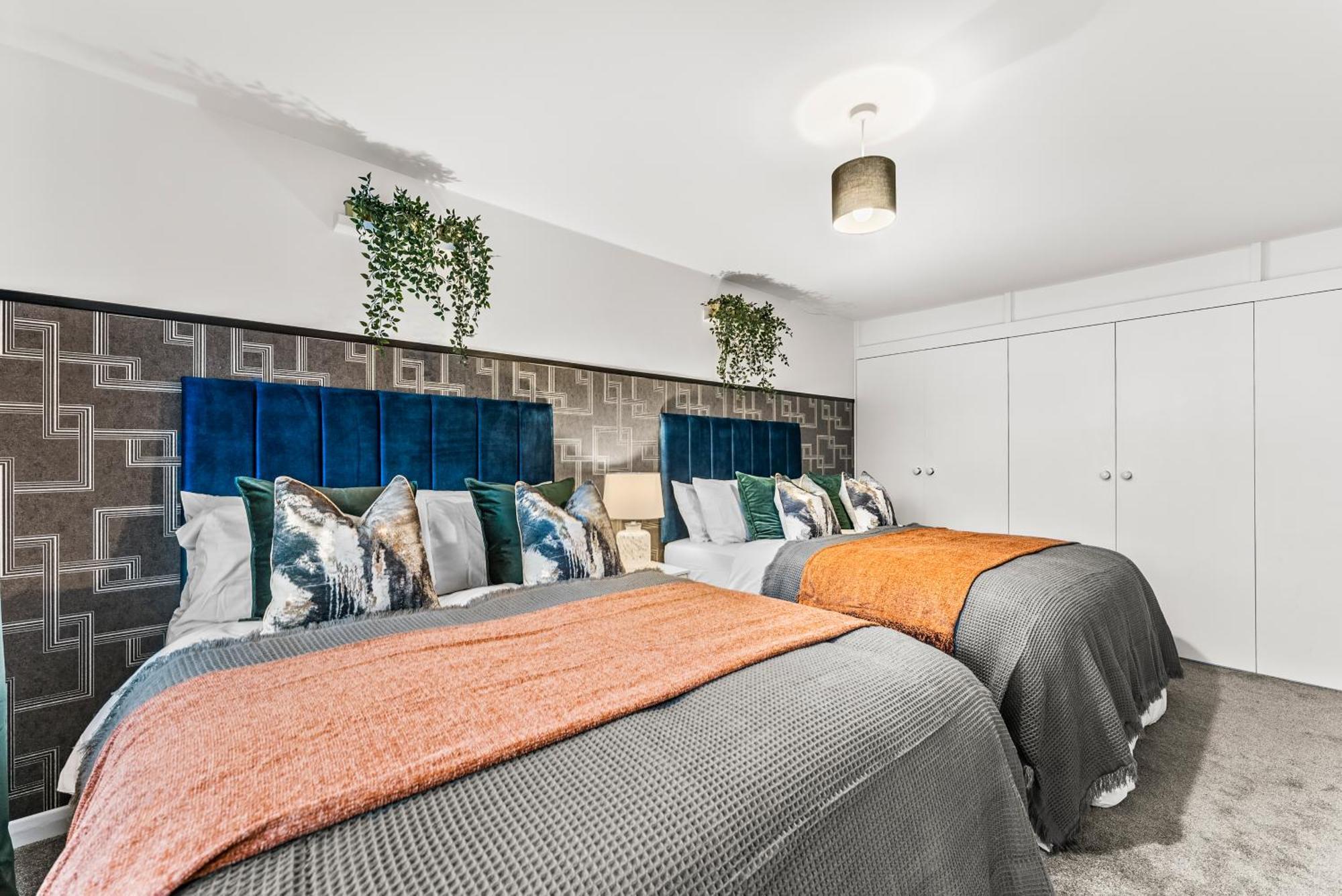 Elegant Retreat In Cheltenham - Garden & Parking Included Bagian luar foto