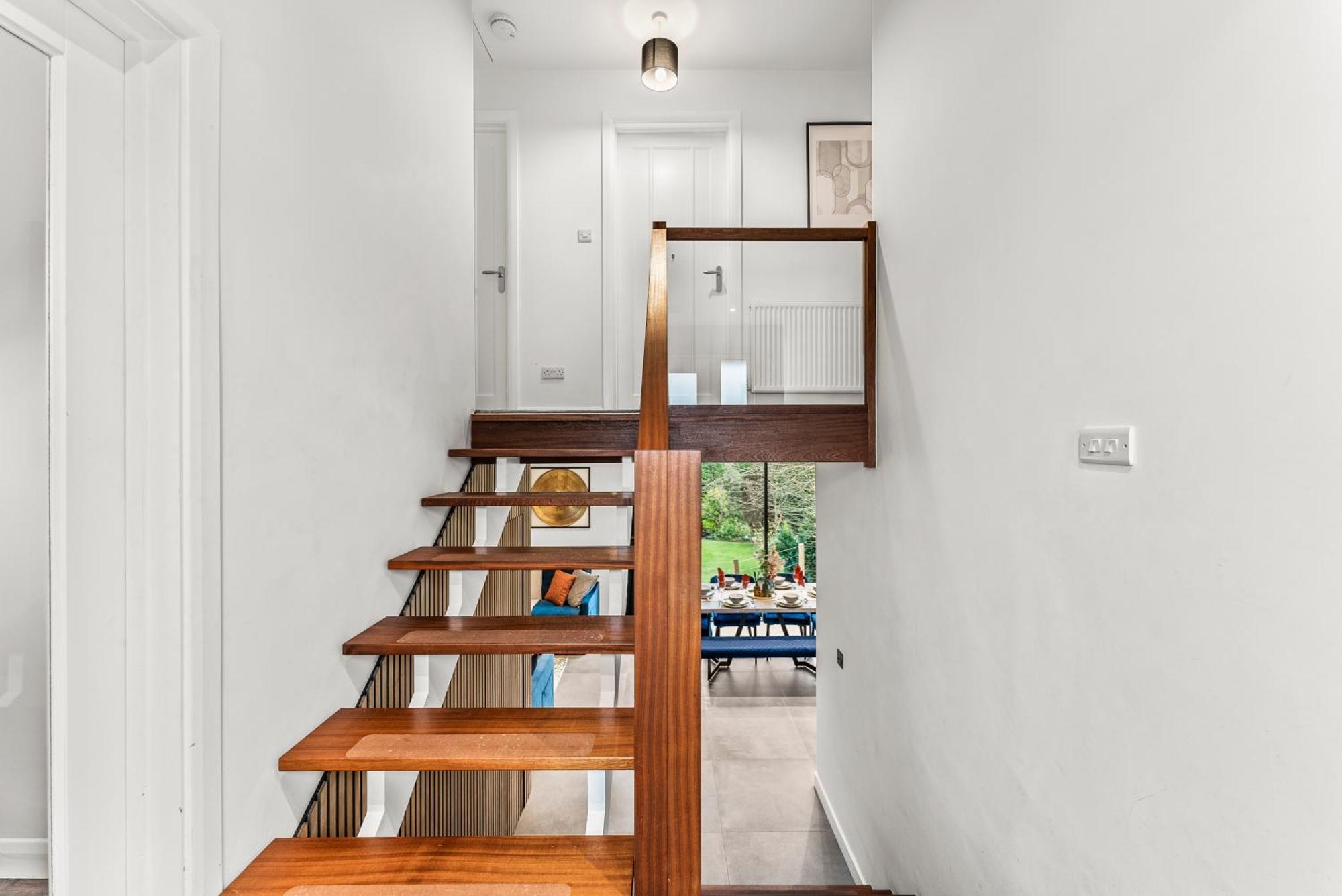 Elegant Retreat In Cheltenham - Garden & Parking Included Bagian luar foto