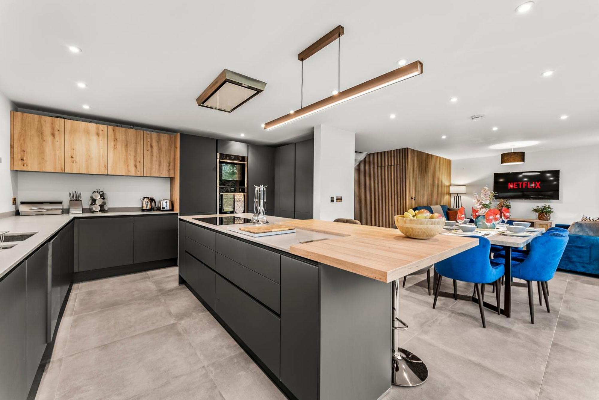 Elegant Retreat In Cheltenham - Garden & Parking Included Bagian luar foto