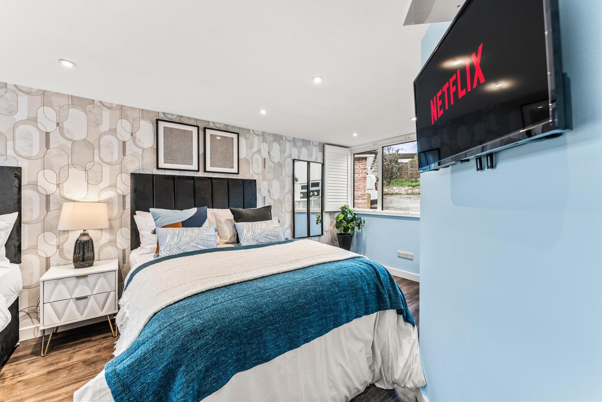 Elegant Retreat In Cheltenham - Garden & Parking Included Bagian luar foto