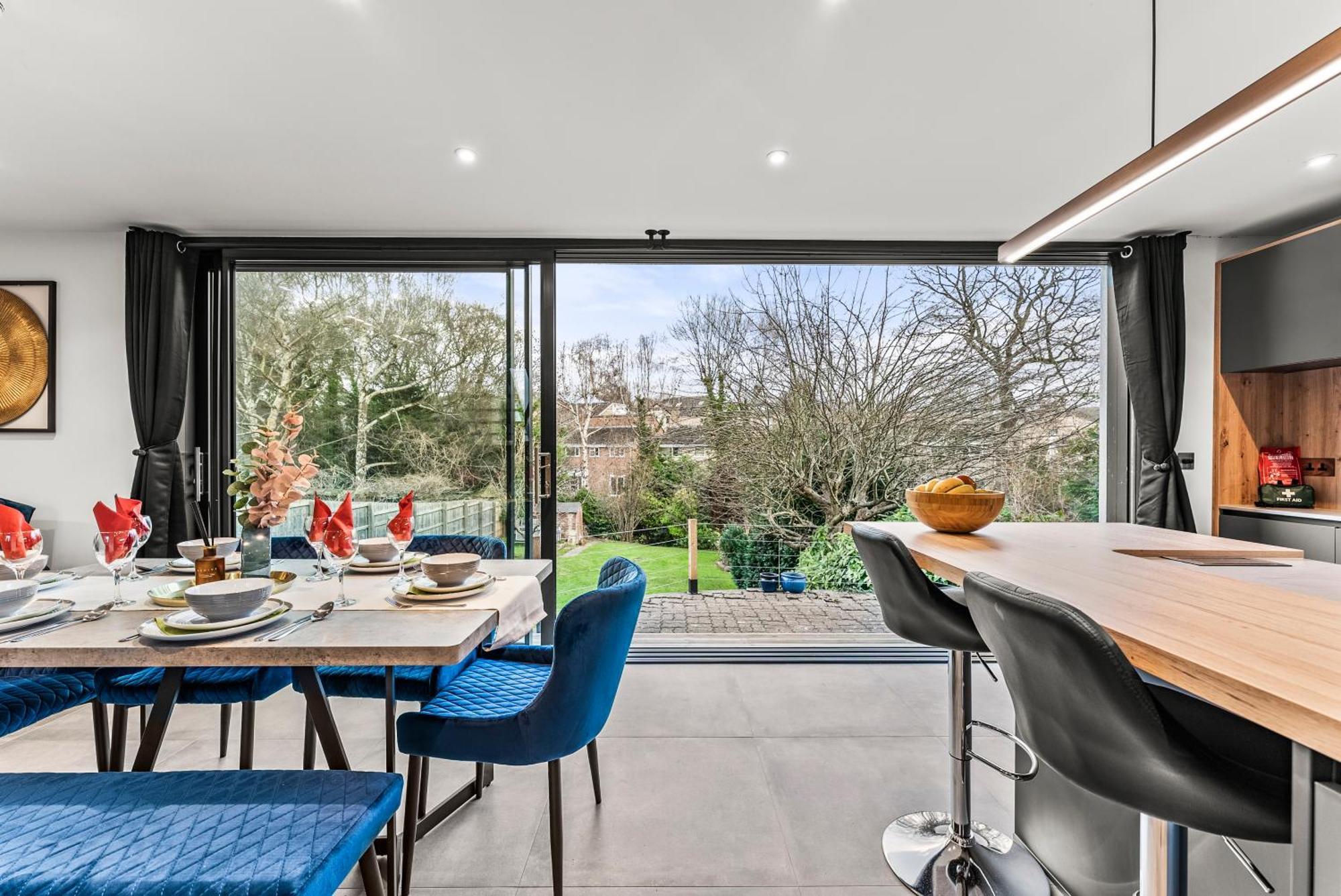 Elegant Retreat In Cheltenham - Garden & Parking Included Bagian luar foto