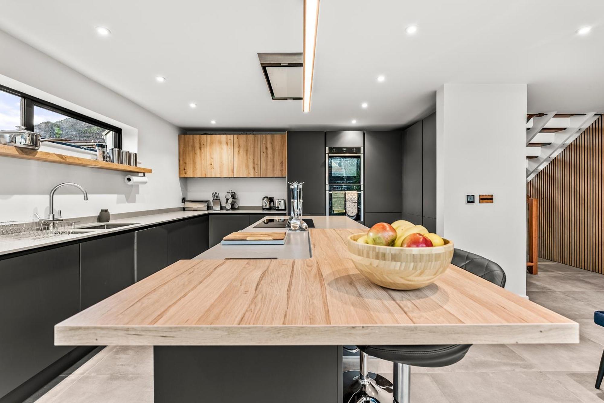 Elegant Retreat In Cheltenham - Garden & Parking Included Bagian luar foto