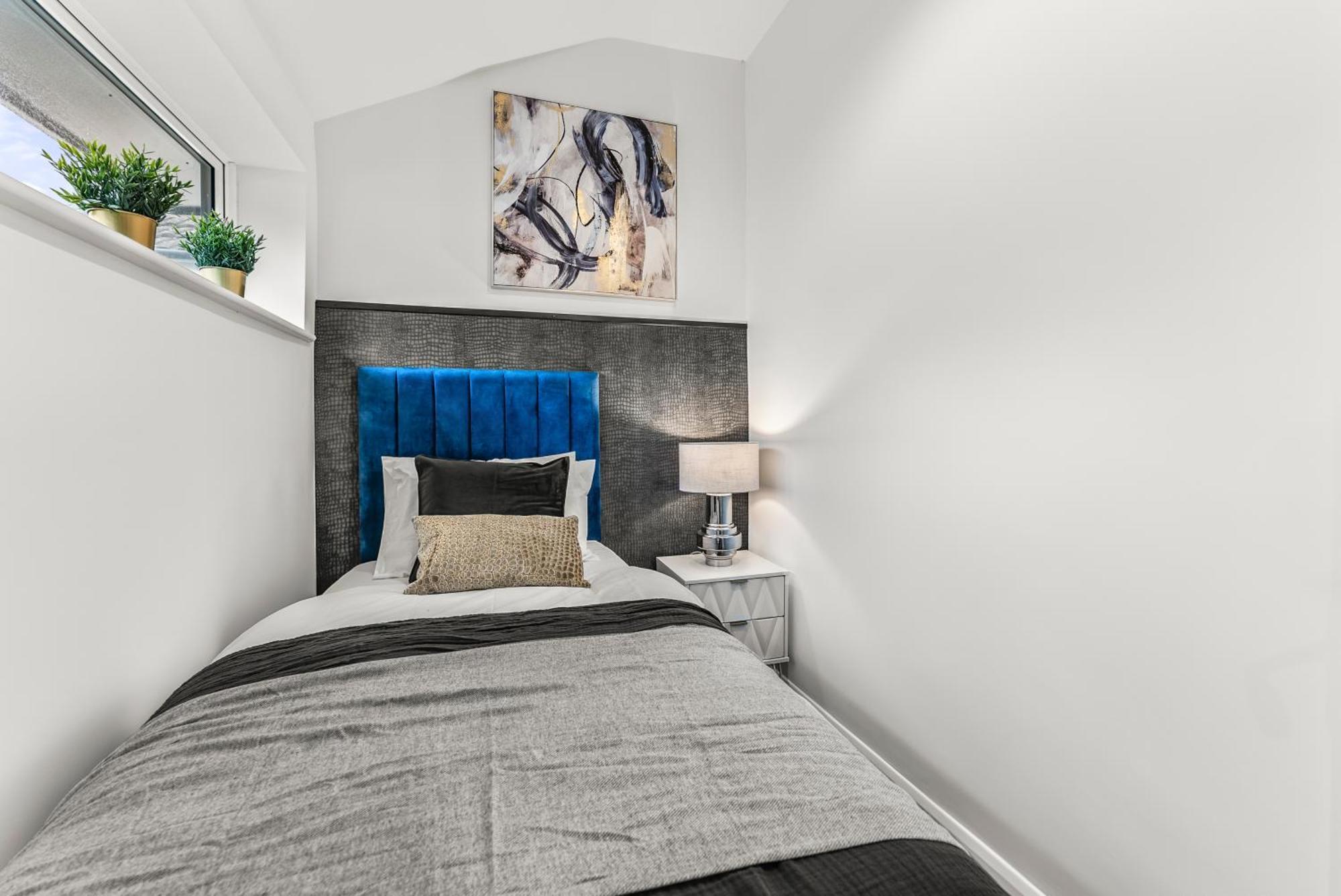Elegant Retreat In Cheltenham - Garden & Parking Included Bagian luar foto