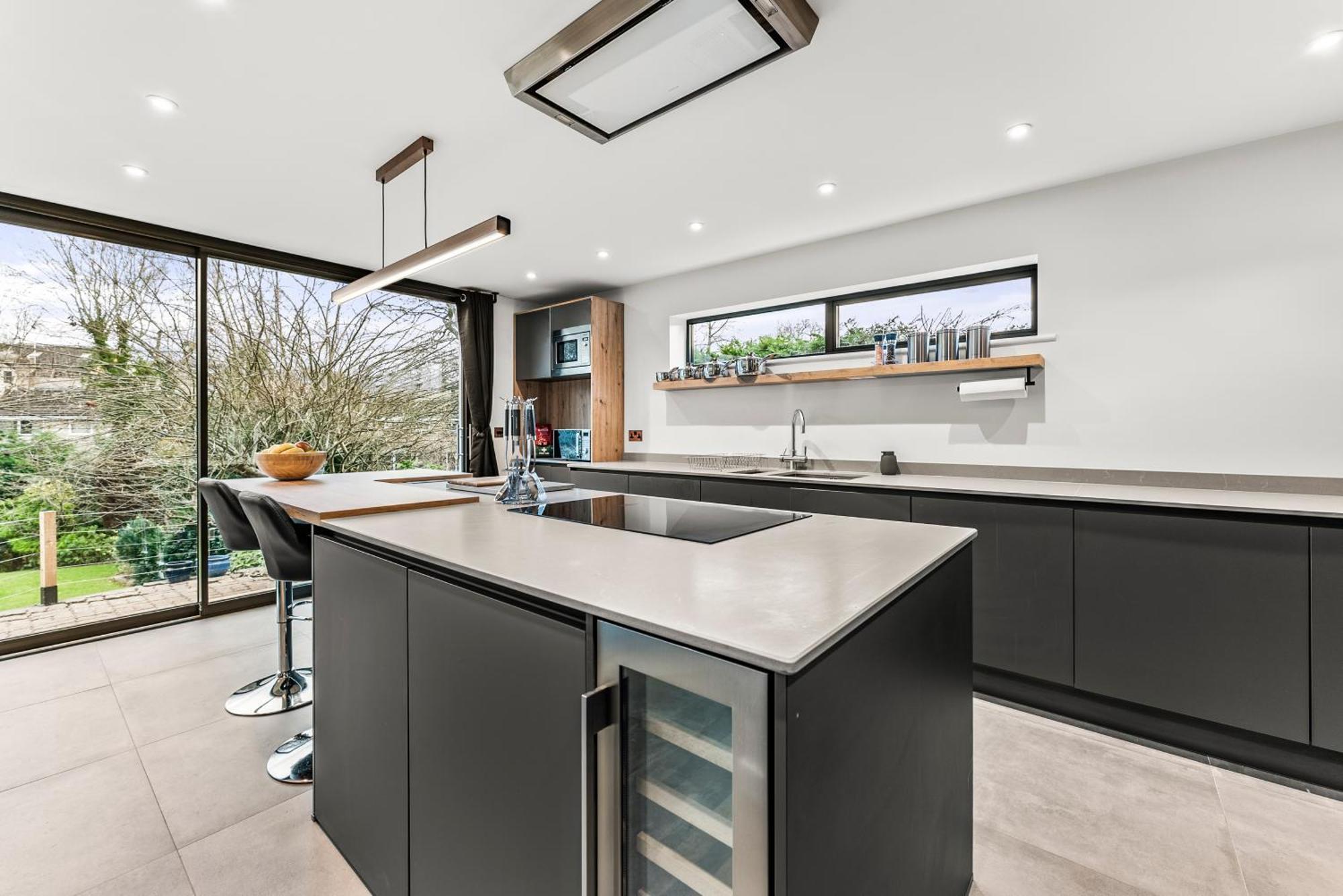 Elegant Retreat In Cheltenham - Garden & Parking Included Bagian luar foto