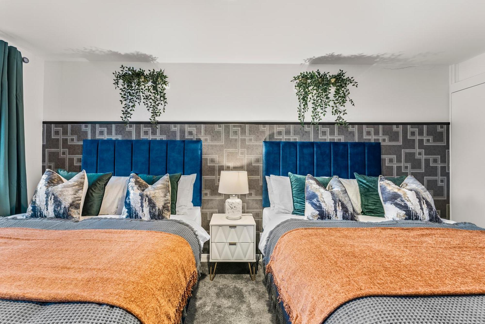 Elegant Retreat In Cheltenham - Garden & Parking Included Bagian luar foto