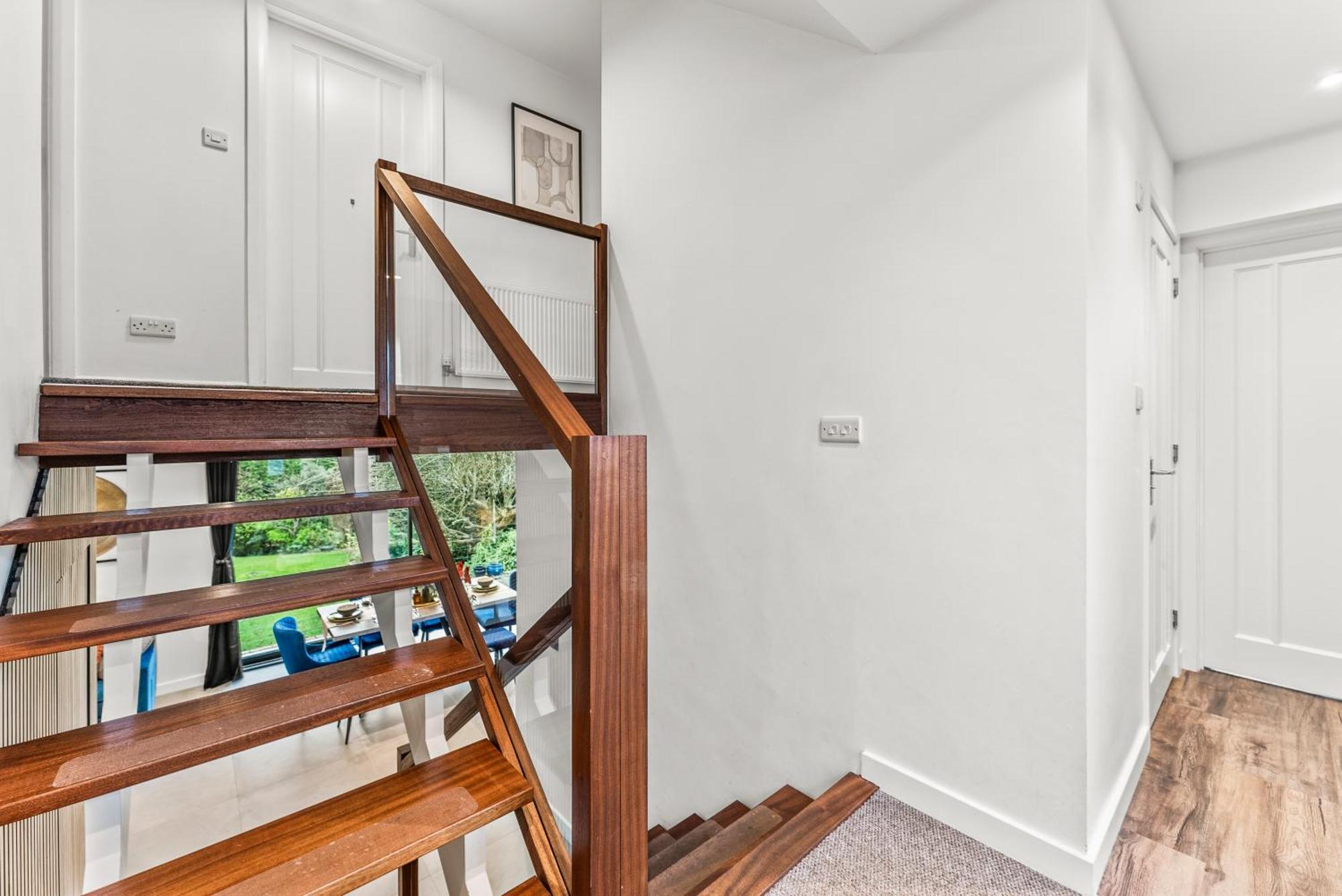 Elegant Retreat In Cheltenham - Garden & Parking Included Bagian luar foto